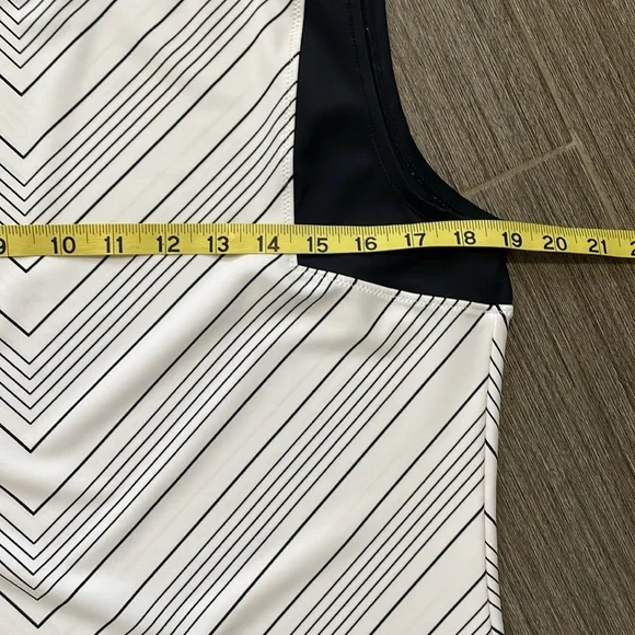 Athleta Rash-Guard Black/White Chevron Stripe Sleeveless Swim Top L EUC - Picture 10 of 11